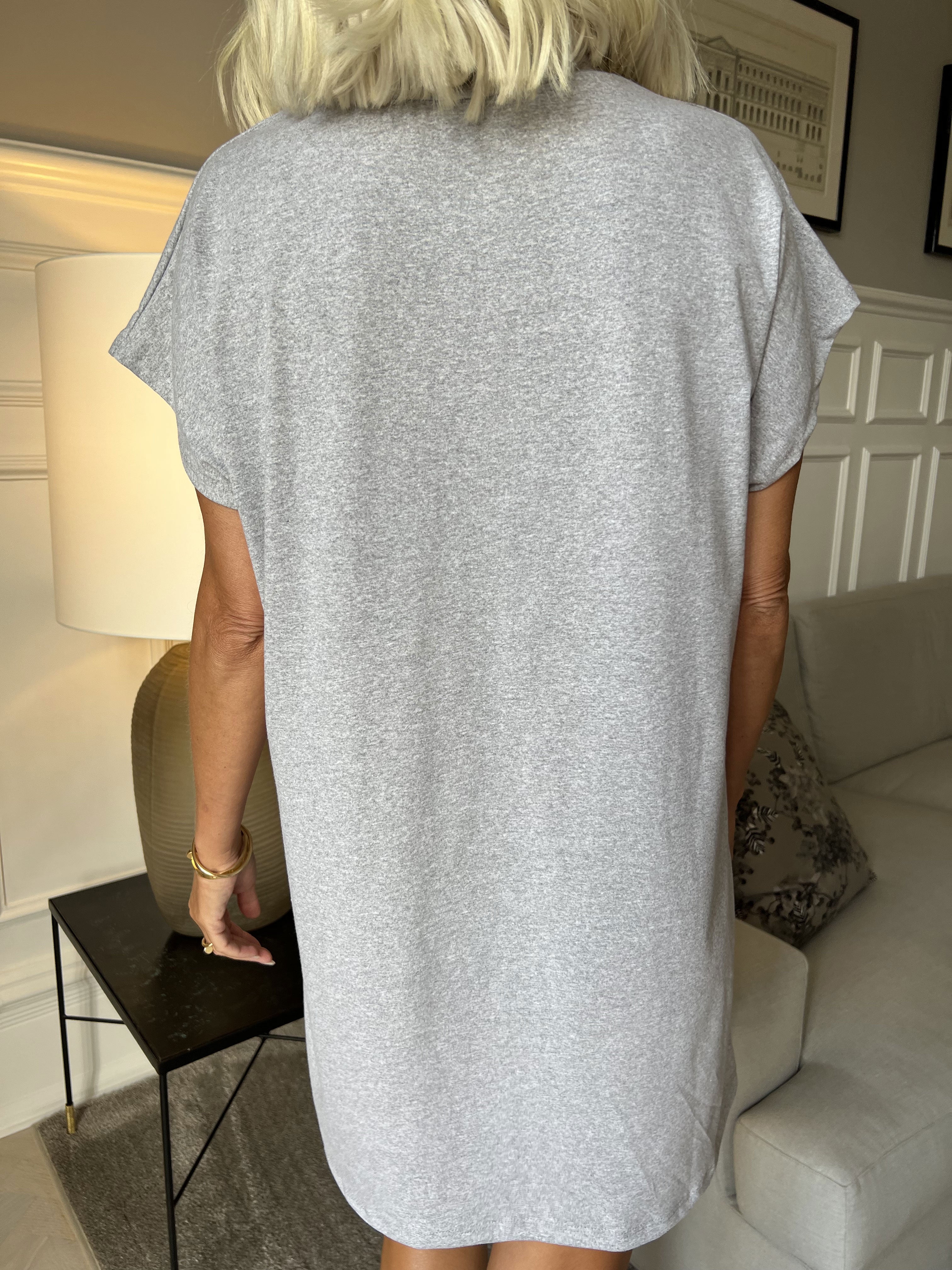 Julia - T-shirt klänning med text framtill